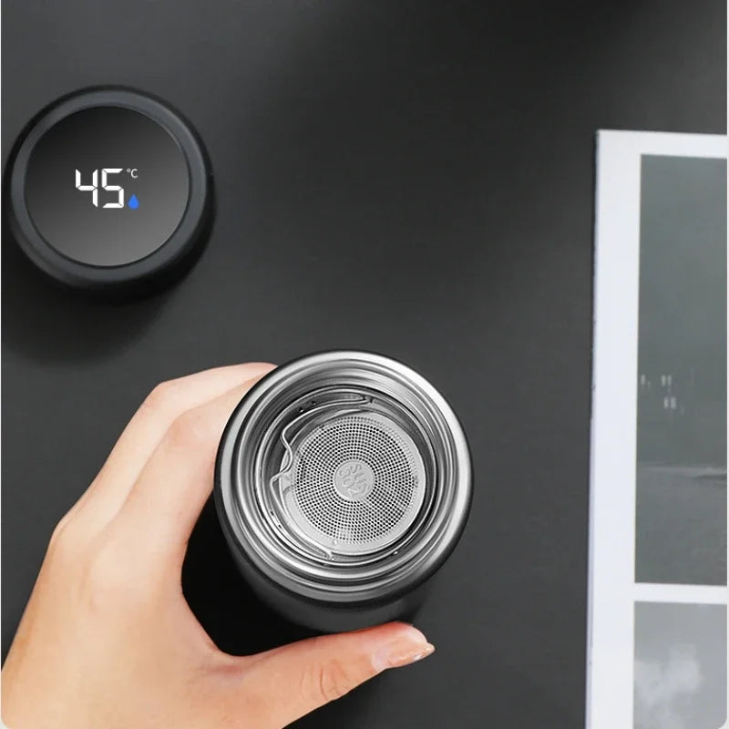 AquaRevive™ – Smart LED Hydration Bottle